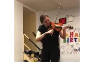A reação do bebê ouvindo o violino pela primeira vez foi encantadora