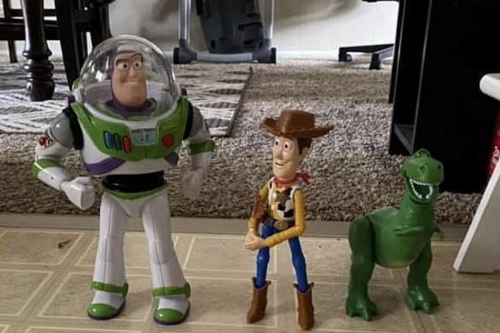 Menino perde Buzz Lightyear e consegue recuperá-lo graças a nome escrito no pé do boneco