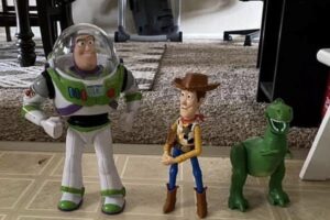 Menino perde Buzz Lightyear e consegue recuperá-lo graças a nome escrito no pé do boneco