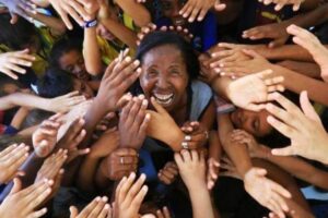 Mulher cria ONG e transforma a vida de centenas de crianças