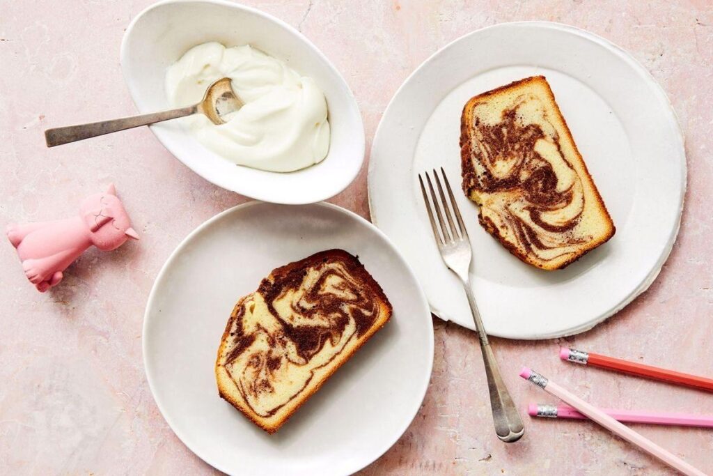 Receita de bolo de chocolate e baunilha para fazer com os filhos