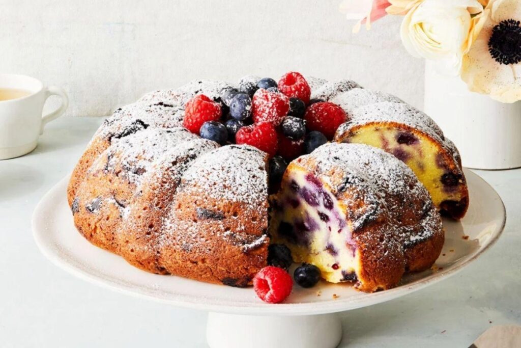 Receita de bolo de limão com frutas vermelhas é rápida e deliciosa!