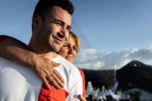 O irmão mais velho, Juan, que encontrou Jonathan