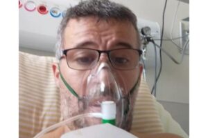 Um homem ficou em choque ao saber que passou três meses em coma por contrair covid-19