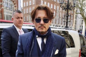 Uma página de fãs compartilhou foto do filho de Johnny Depp que chamou atenção pela semelhança com o ator