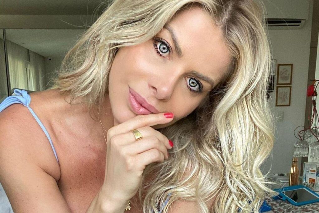 Karina Bacchi apareceu em uma foto ao lado de Amaury Nunes em uma postagem da mãe da apresentadora no Instagram