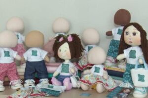 Mãe desenvolve boneca com nanismo para promover inclusão da filha