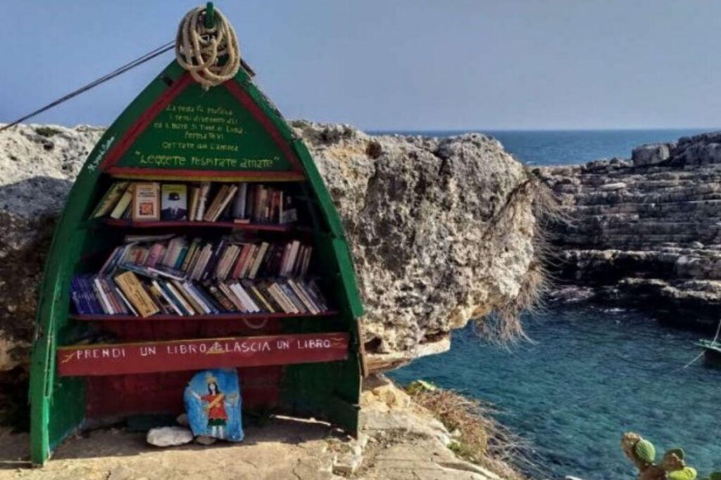 Barco de 60 anos vira biblioteca gratuita