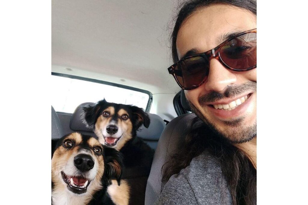 Homem encontra cachorro de estimação que estava perdido, leva para casa e reencontra pet “original” dias depois