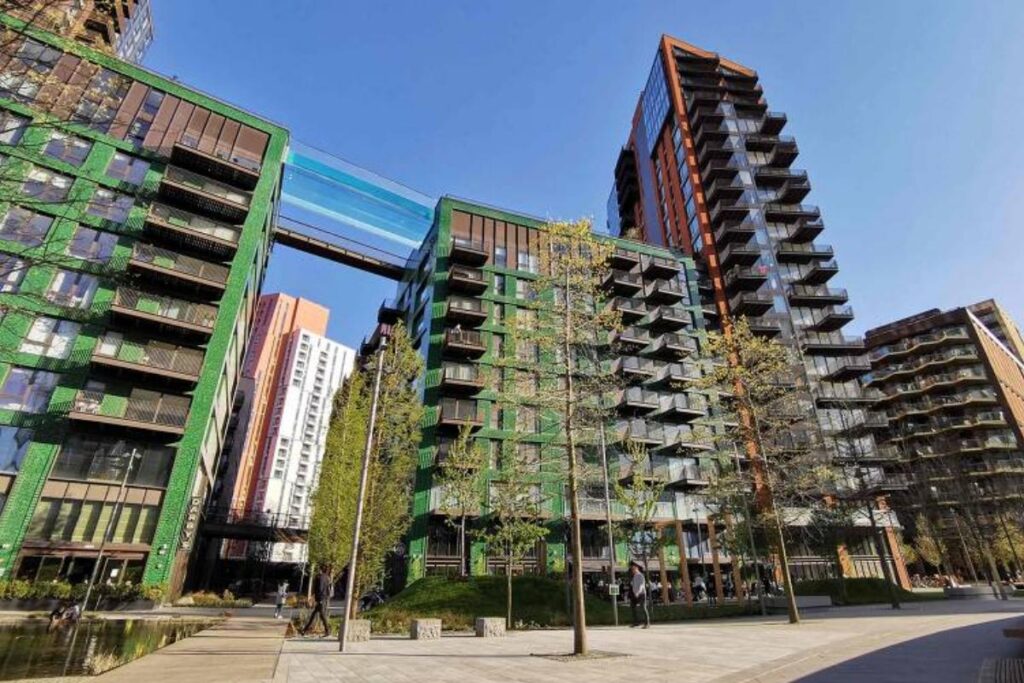 A piscina liga dois prédios residenciais em Londres