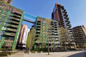 A piscina liga dois prédios residenciais em Londres