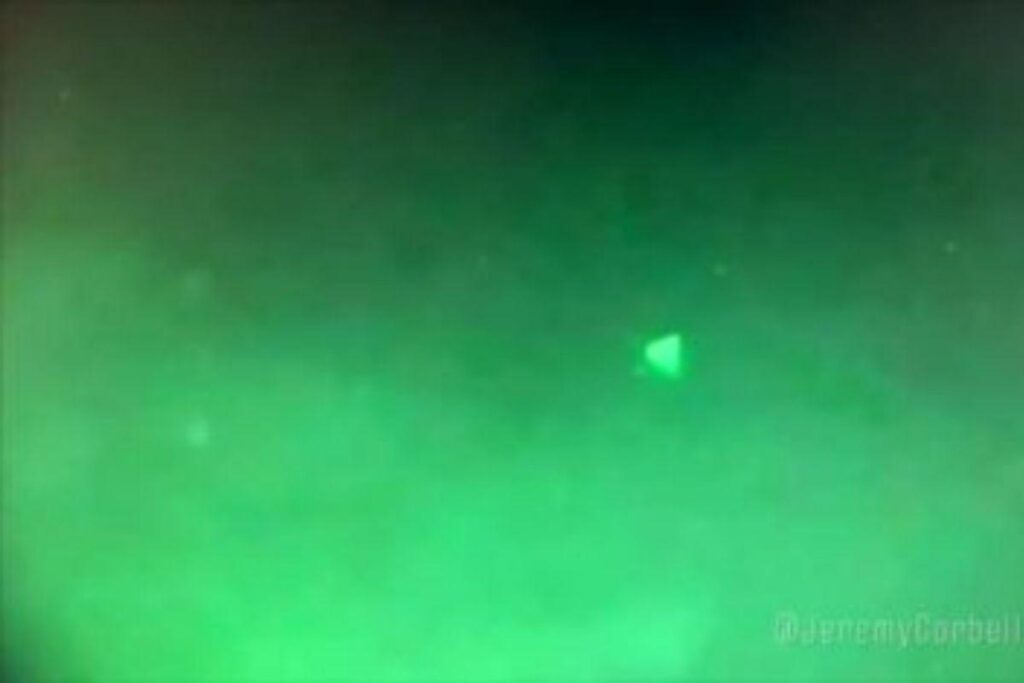 O vídeo de OVNIs em forma de pirâmide na costa da Califórnia, nos EUA, é real