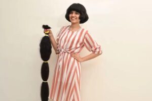 Jovem corta cabelo recordista para expôr em museu