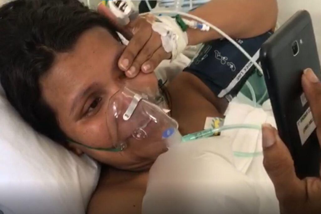 A mãe conheceu a bebê por vídeo-chamada durante internação por covid-19