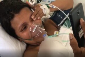 A mãe conheceu a bebê por vídeo-chamada durante internação por covid-19