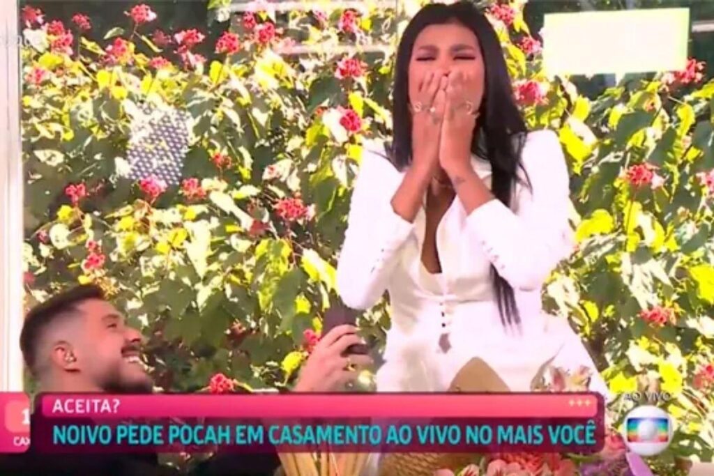 Pocah é pedida em casamento ao vivo