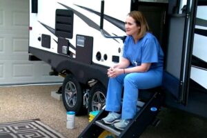 Médica reencontra a família após um ano