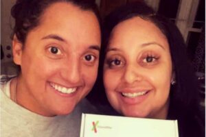 Amigas que trabalharam juntas descobrem que são irmãs