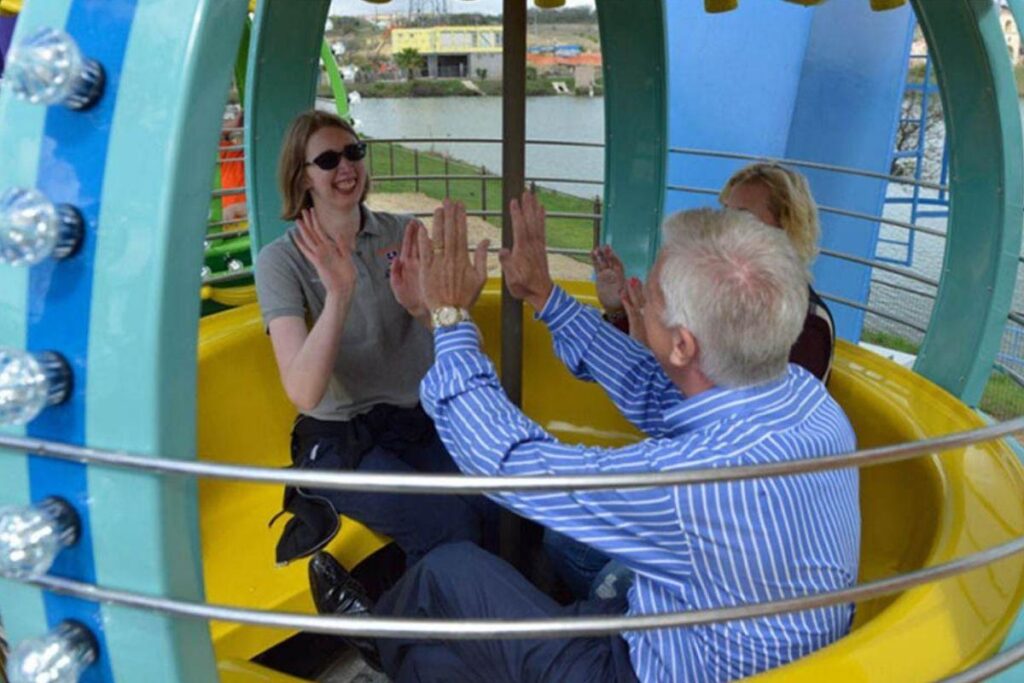 Pai cria parque para crianças com e sem deficiência se divertirem