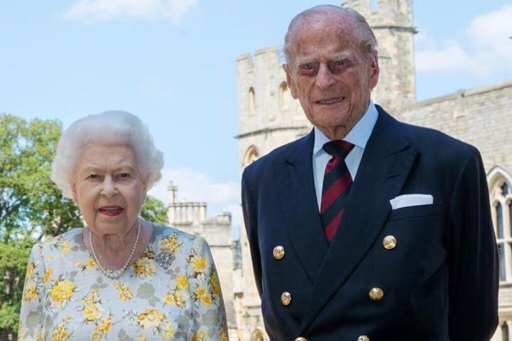 Rainha Elizabeth II e Príncipe Philip aparecem em foto ao lado dos 7 bisnetos