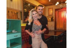 Zé Neto comemora mêsversário da filha