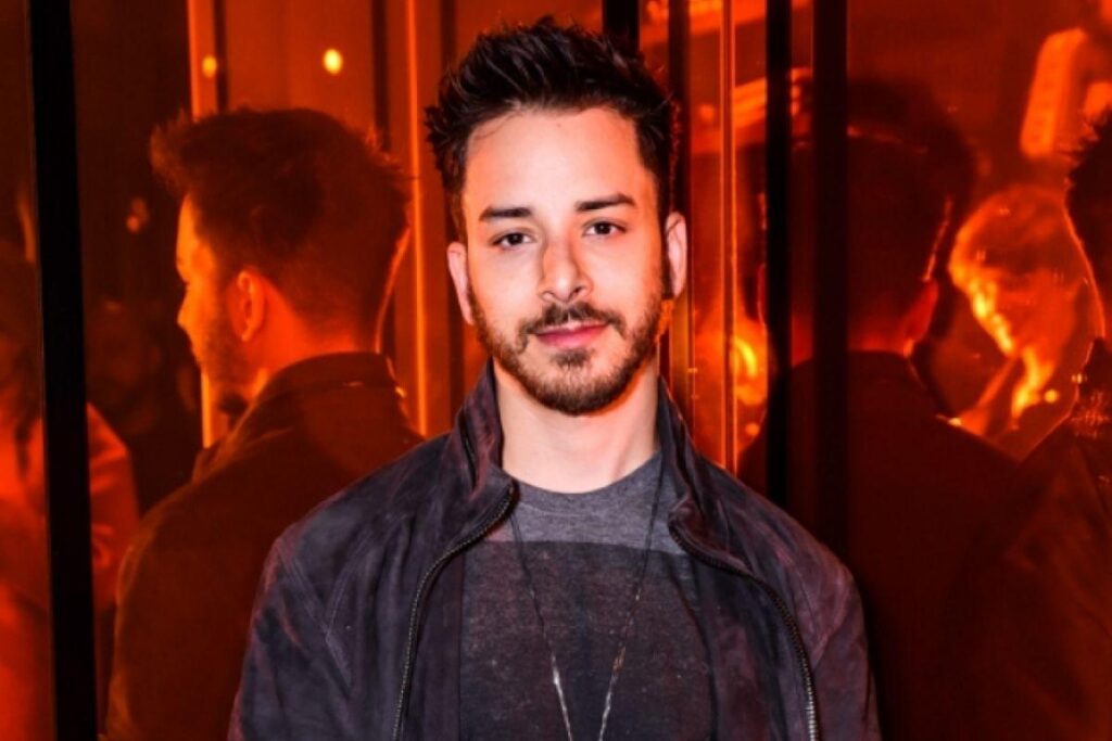 Junior Lima aparece com filho Otto descansando no colo