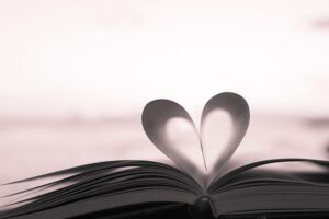 Menina com síndrome de Down ganha boneca com os mesmos traços e nome