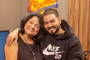 A mãe de Yudi Tamashiro comentou sobre a perda do marido ao participar do programa do YouTube do filho