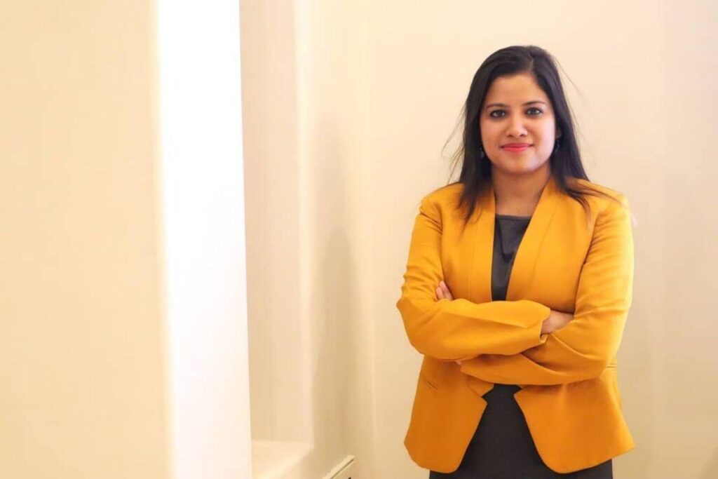 Mulher usa criatividade para transformar pneus velhos em parque para crianças