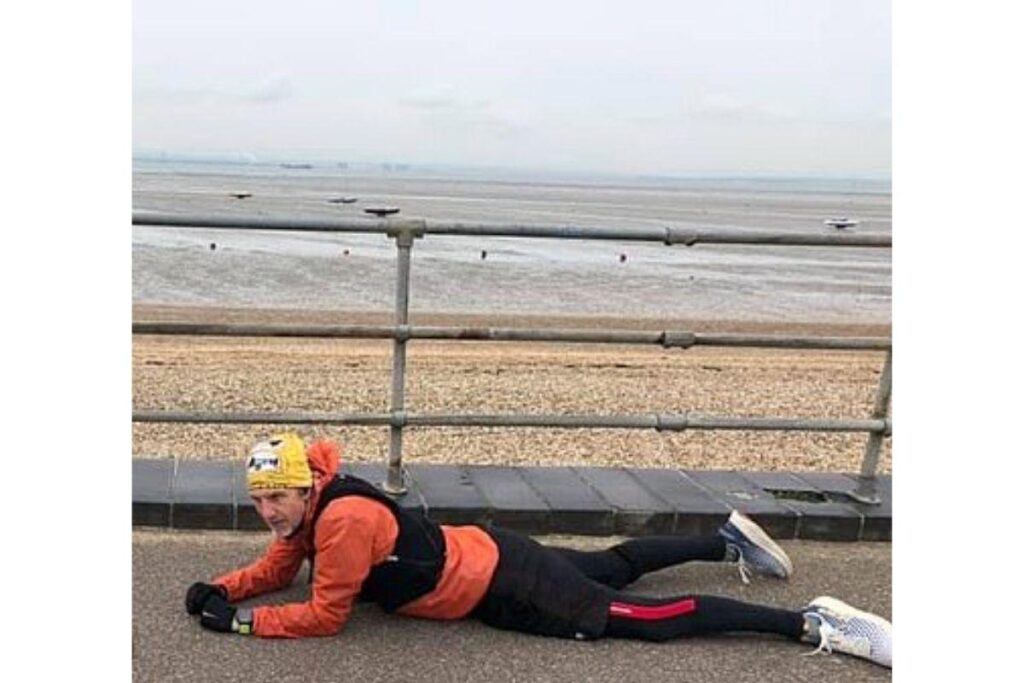 A mãe agradeceu à um estranho que acalmou o filho autista deitando no chão