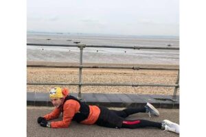 A mãe agradeceu à um estranho que acalmou o filho autista deitando no chão