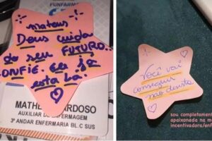 A enfermeira deixa mensagens positivas para pacientes e colegas de trabalho