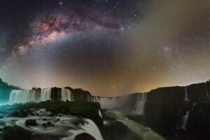 Fotógrafo registra estrelas e rastro da Via Láctea
