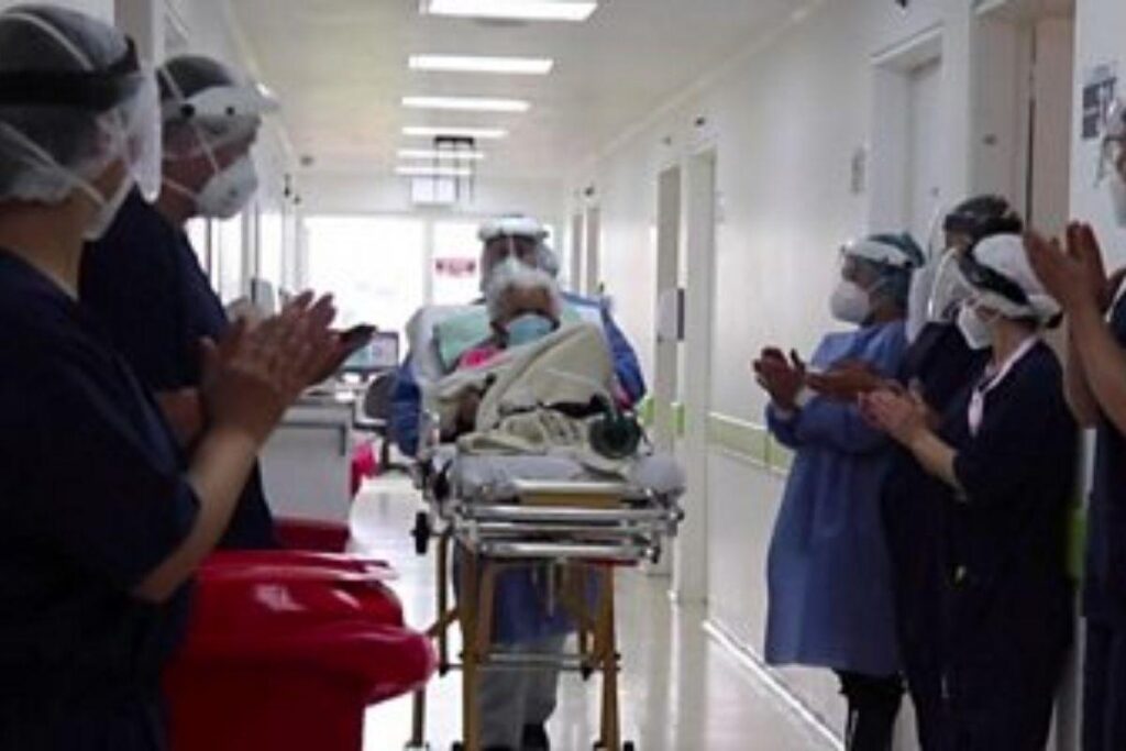 Idosa de 104 vence doença pela 2ª vez e é aplaudida no hospital