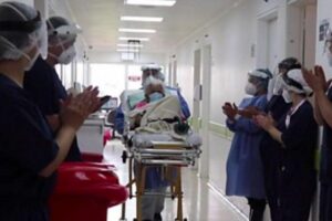 Idosa de 104 vence doença pela 2ª vez e é aplaudida no hospital