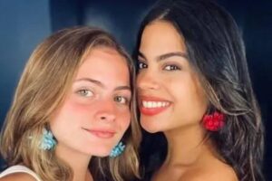 Netas de Chico Buarque aparecem cantando