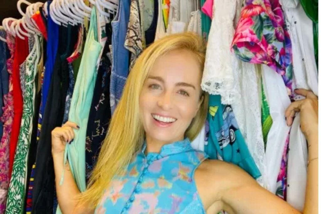 Angélica doa roupas da família