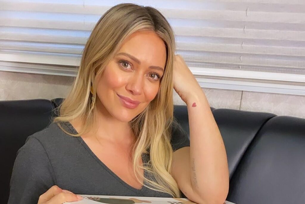 Hilary Duff apareceu com o cabelo azul na reta final da gravidez