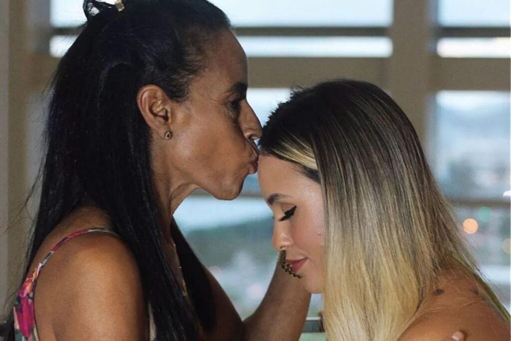 Sarah Andrade diz que mãe sofreu preconceito