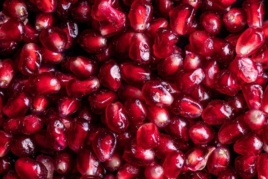 A urticária causa manchas vermelhas, inchadas e que coçam na pele