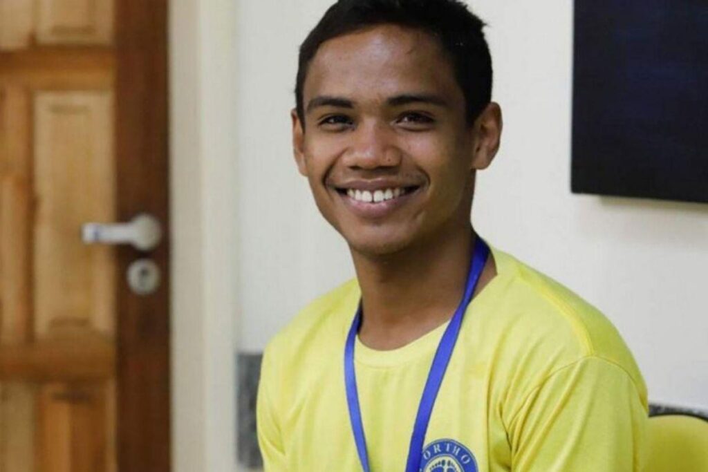 Jovem passa em universidade publica estudando com livros que encontrou no lixo e sem internet