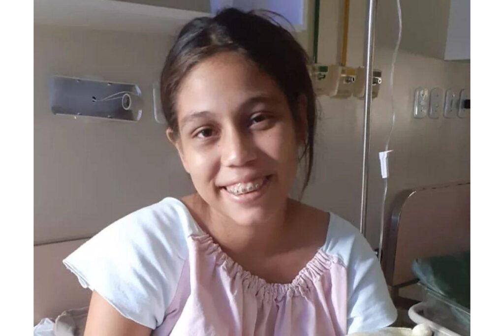 Jovem vai a hospital com dores abdominais e descobre que está em trabalho de parto