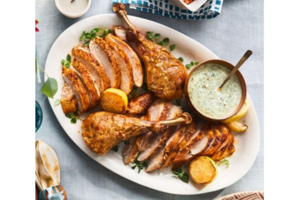 Aprenda a fazer esse peru assado com molho de coentro para inovar no almoço em família