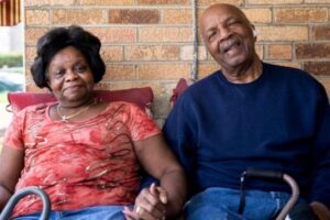 Casal adota 100 meninas em 30 anos