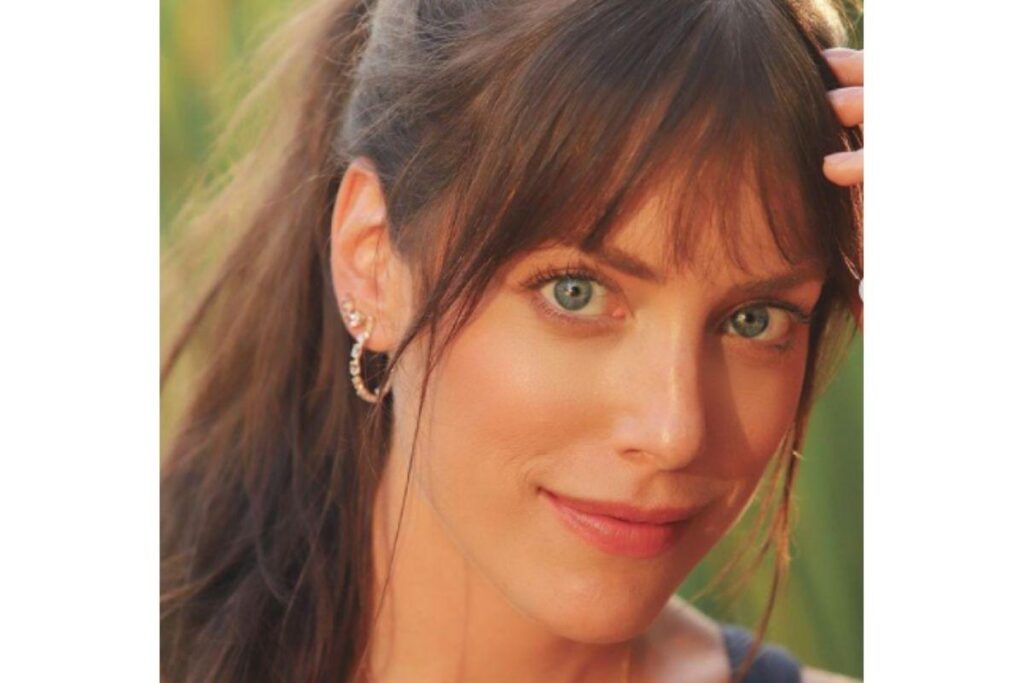 Fabiana Justus compartilha foto em família e brinca sobre careta da filha