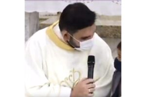 Menino interrompe missa para pedir orações para padrinho intubado com covid-19