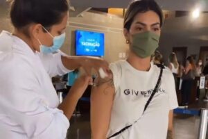 Kelly Key é vacinada contra covid-19