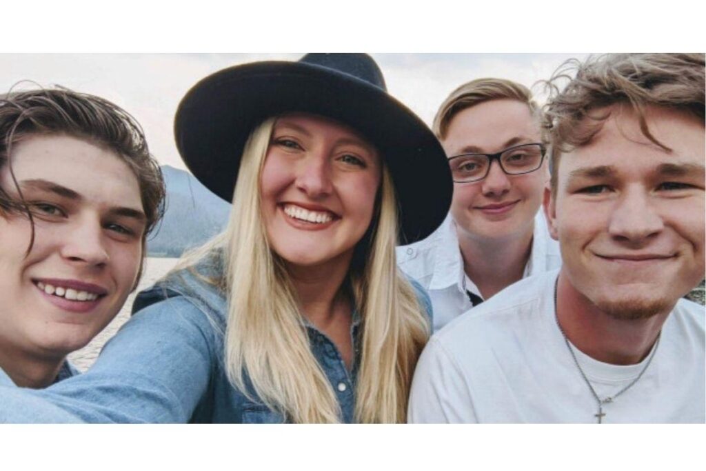 Mãe adota três adolescentes para salvá-los do abandono