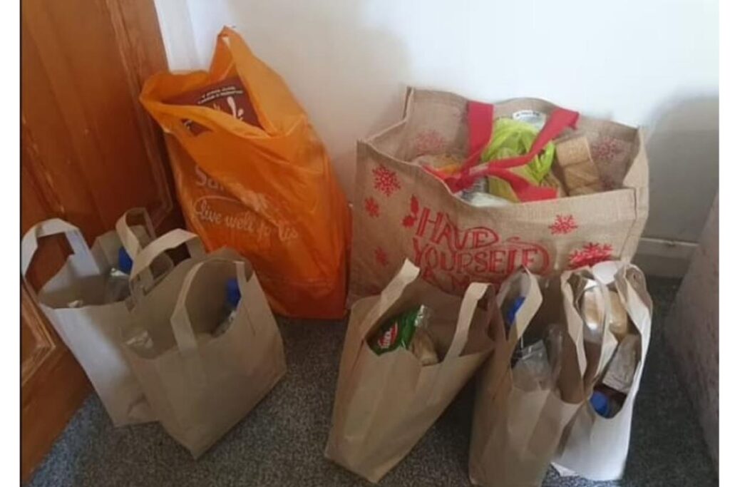 O bilhete foi deixado junto das doações