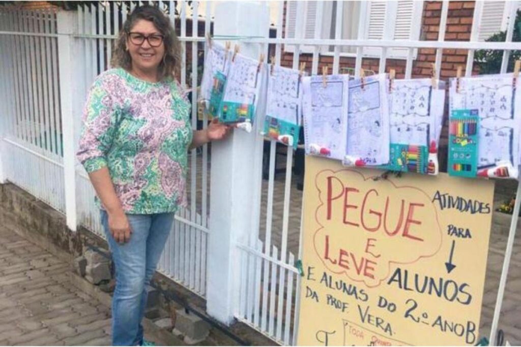 Professora cria varal de atividades para alunos que não tem acesso às aulas online